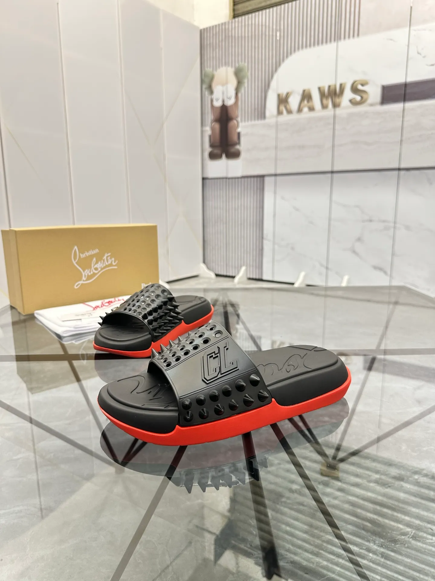 Men's shoes: 💰P300¥ Product trademark: CL red-soled shoes* "CL*" slippers Regular size: 38-44 (men's 45.46 can be customized) Product materials: imported cowhide upper, professional 5D craftsmanship, high-end rivets, sheepskin lining, original outsole. Number: 789